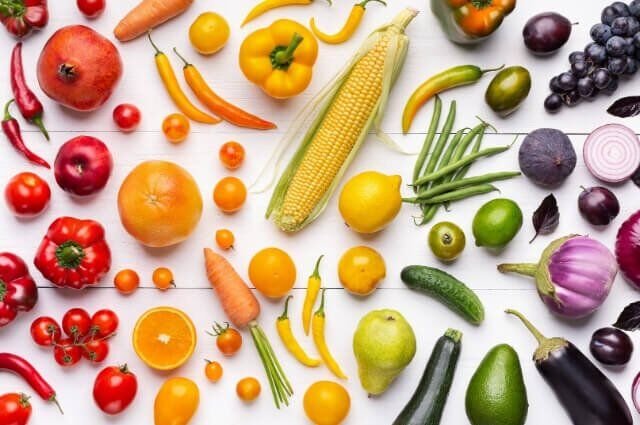 Une sélection de fruits et légumes aux couleurs arc-en-ciel